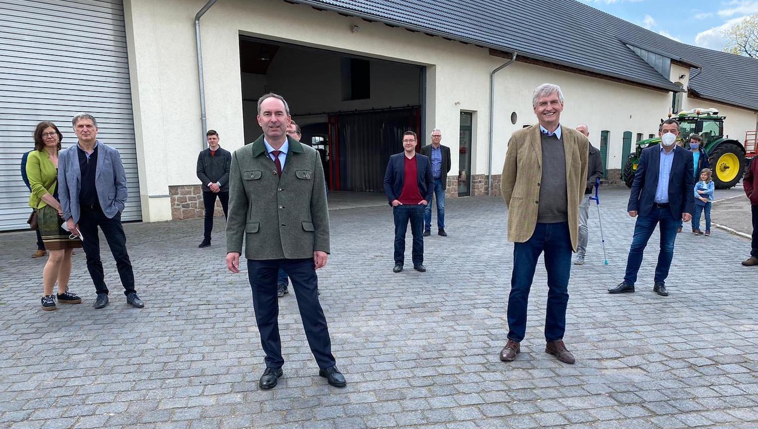 Aiwanger und Wolff (Vordergrund) auf dem Betriebshof in Hohenthurm