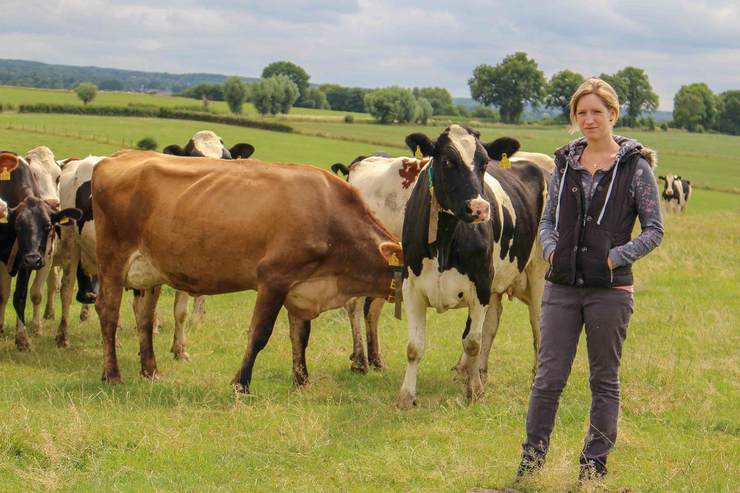 Anja Giesen hilft mit auf dem Milchviehbetrieb ihrer Eltern in Nütheim in der Voreifel.