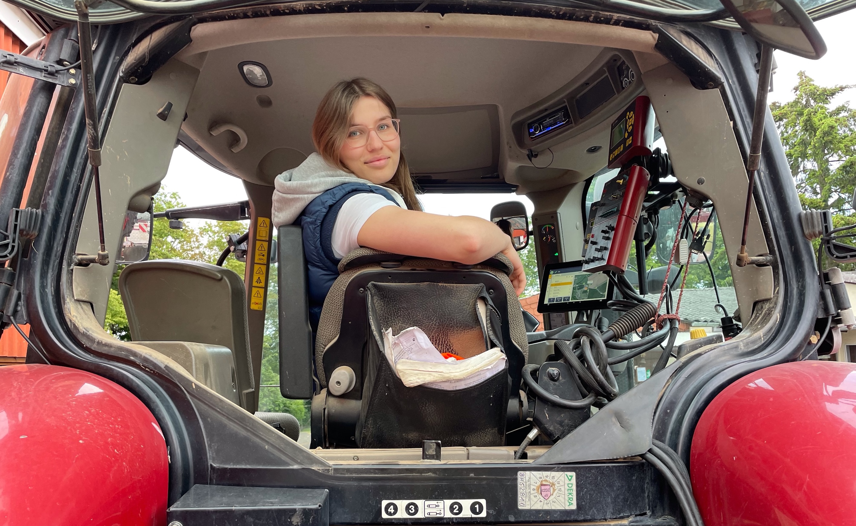 AntoniaEhrenberg hat ihren Treckerführerschein nicht erst mit 18 gemacht