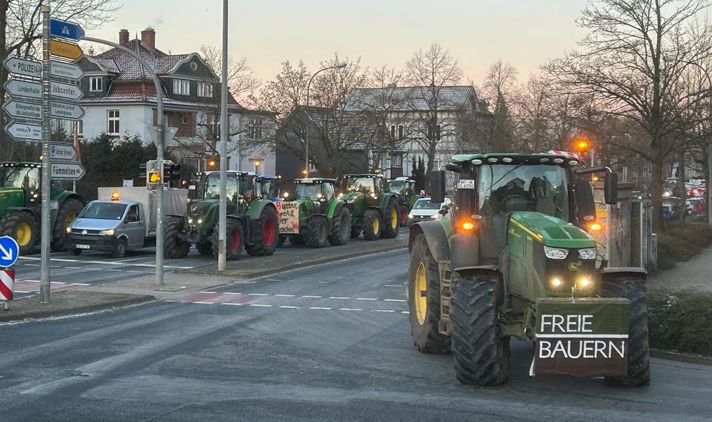 Wenn Ackermaschinen künftig Steuern für Straßen zahlen sollen, ist es doch irgendwie logisch, dass sie gerade ständig darauf fahren – oder?
