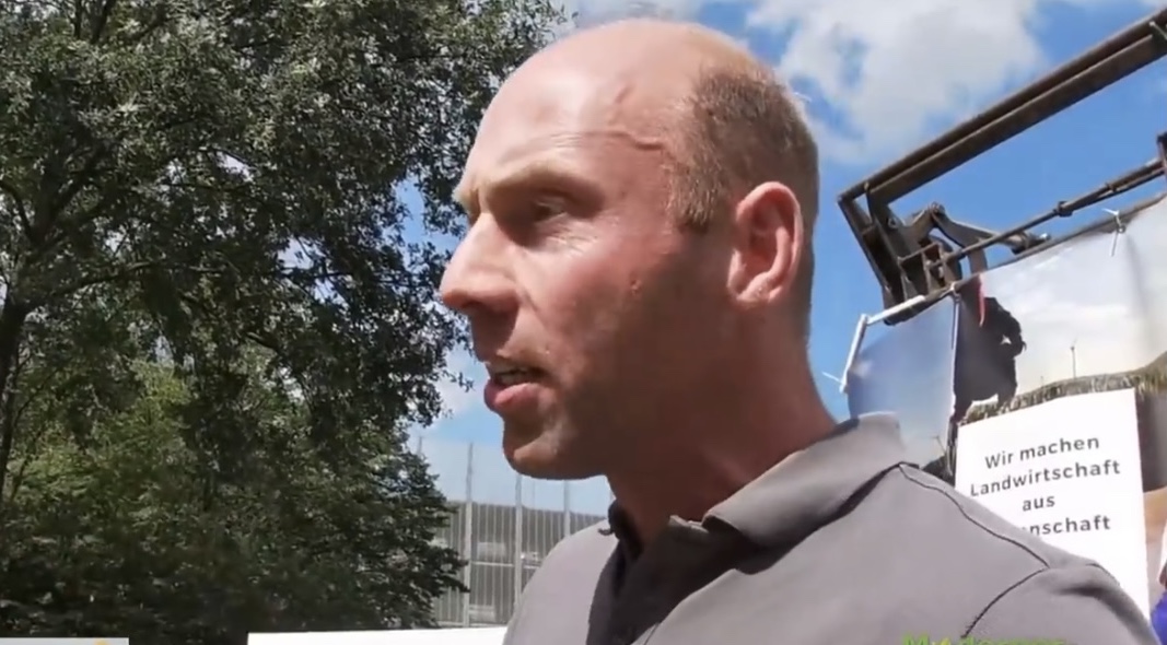 Engagiert für unsere Sache: Burkhard Berg in der Diskussion mit Tierschutz-Aktivisten im Juli 2020