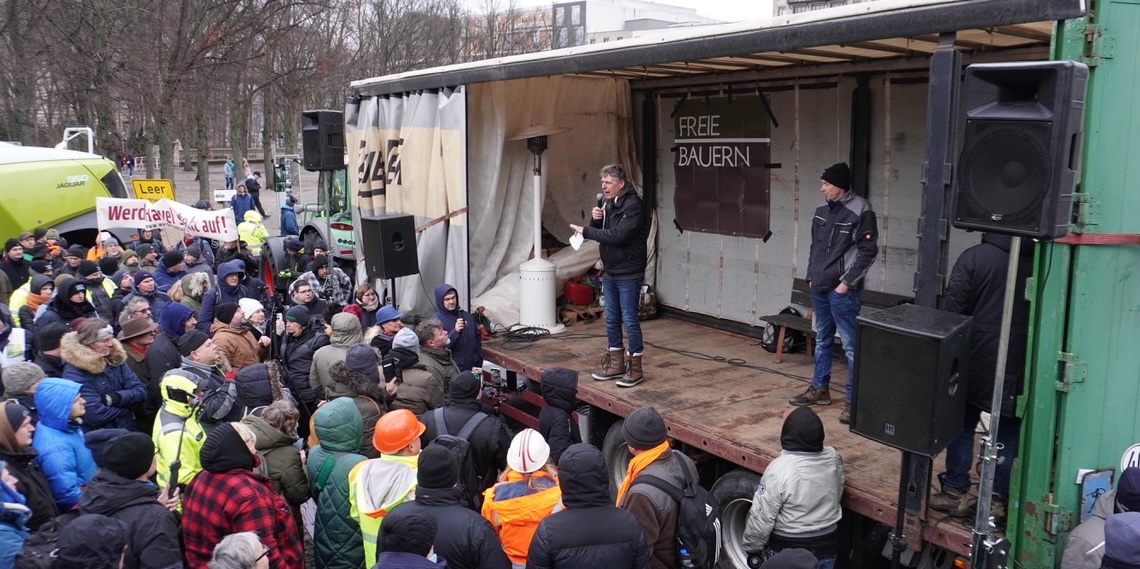 Umsteuern statt neuer Steuern: Peter Guhl auf der Demonstration der FREIEN BAUERN am Brandenburger Tor