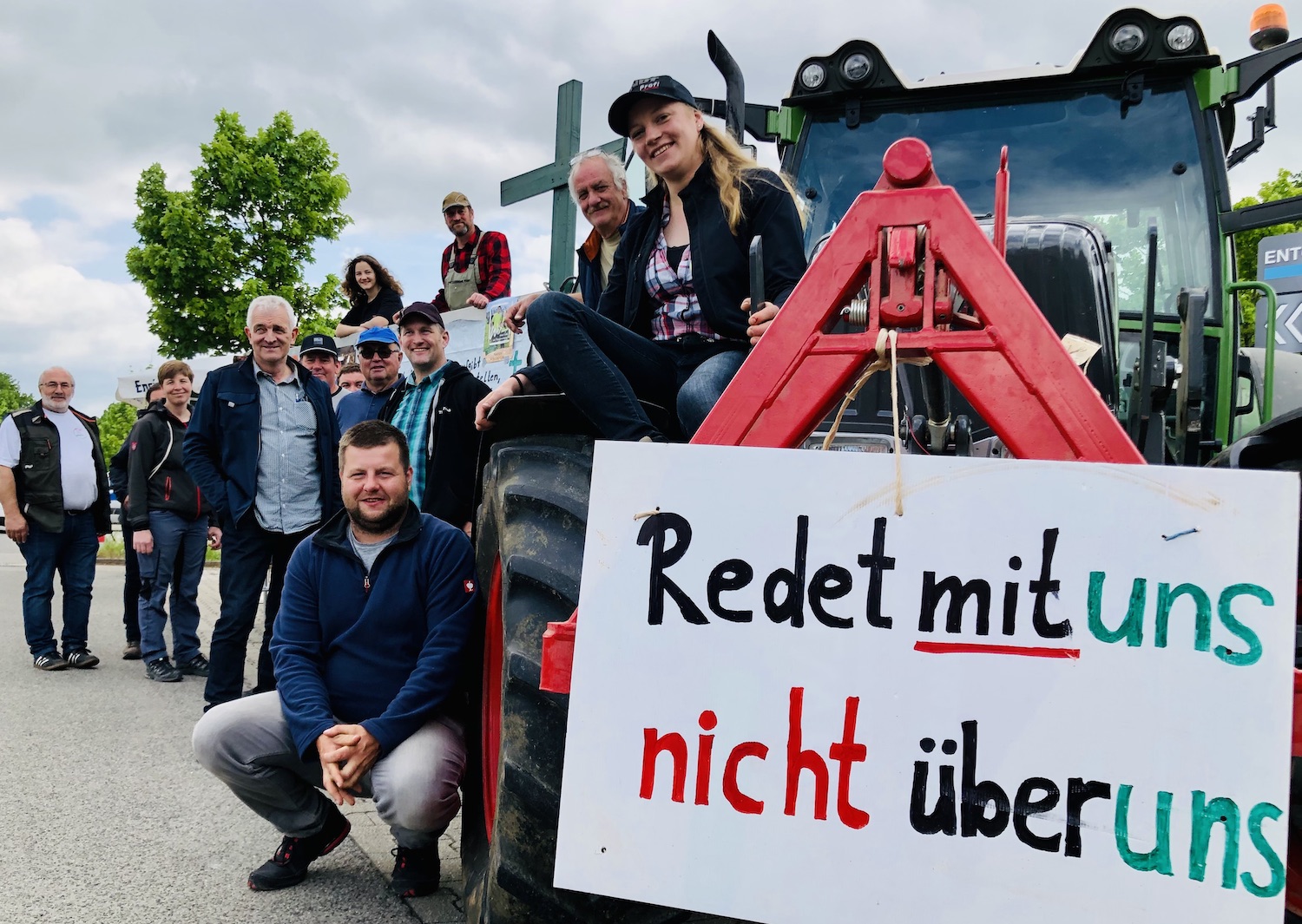 Drinnen Minister, draußen Bauern: Unsere Mahnwache vor Schloß Hohenheim bei bestem Agrarwetter ... (Foto: Klebs)
