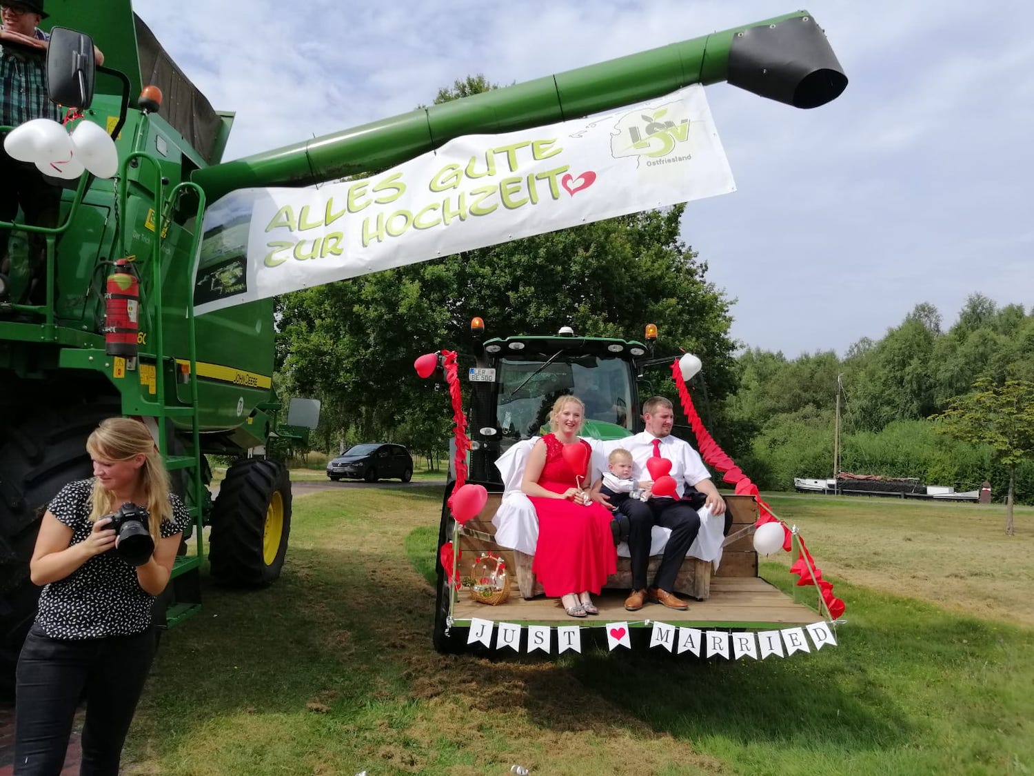 Das frisch gebackene Ehepaar mit Sohn Menke