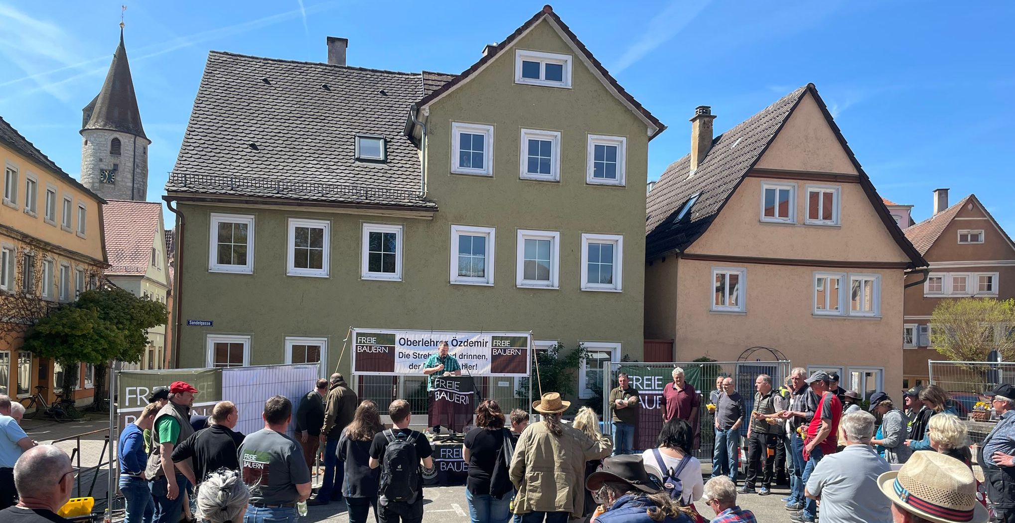 Bauerndemo vor Schloß Kirchberg: Oberlehrer Özdemir, die Streber sind drinnen, der Rest steht hier