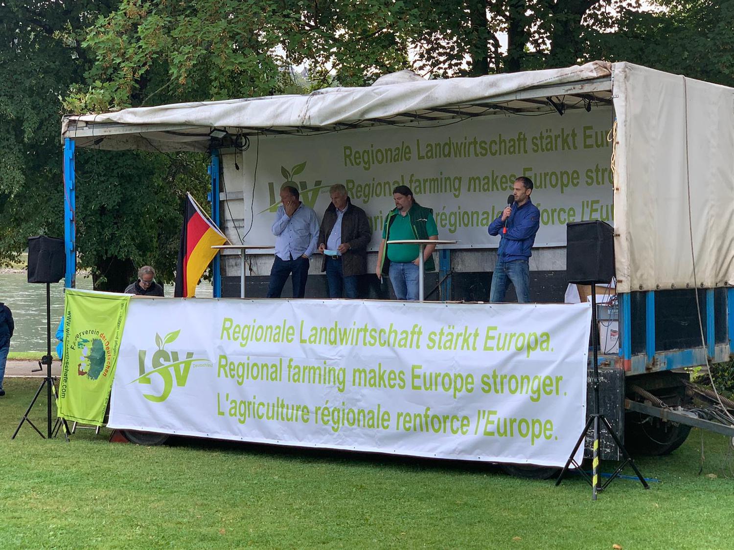 Vor der Rhein-Mosel-Halle