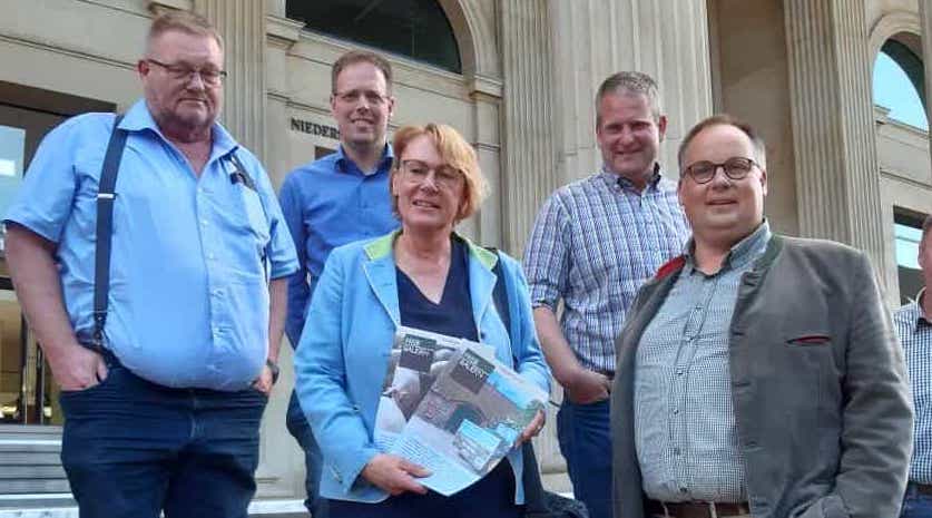 Christian Linne (r) mit Barbara Otte-Kinast und Berufskollegen vor dem Landtag