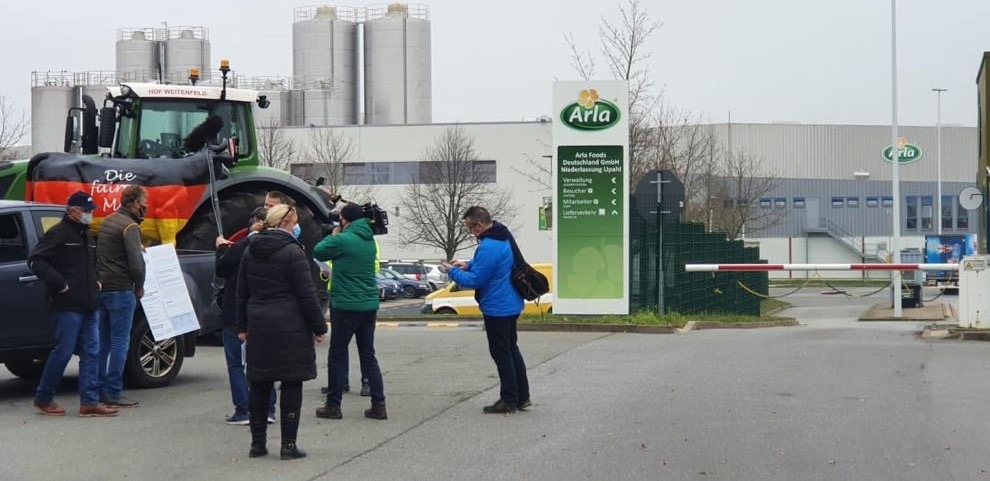 Bauernprotest vor der Molkerei