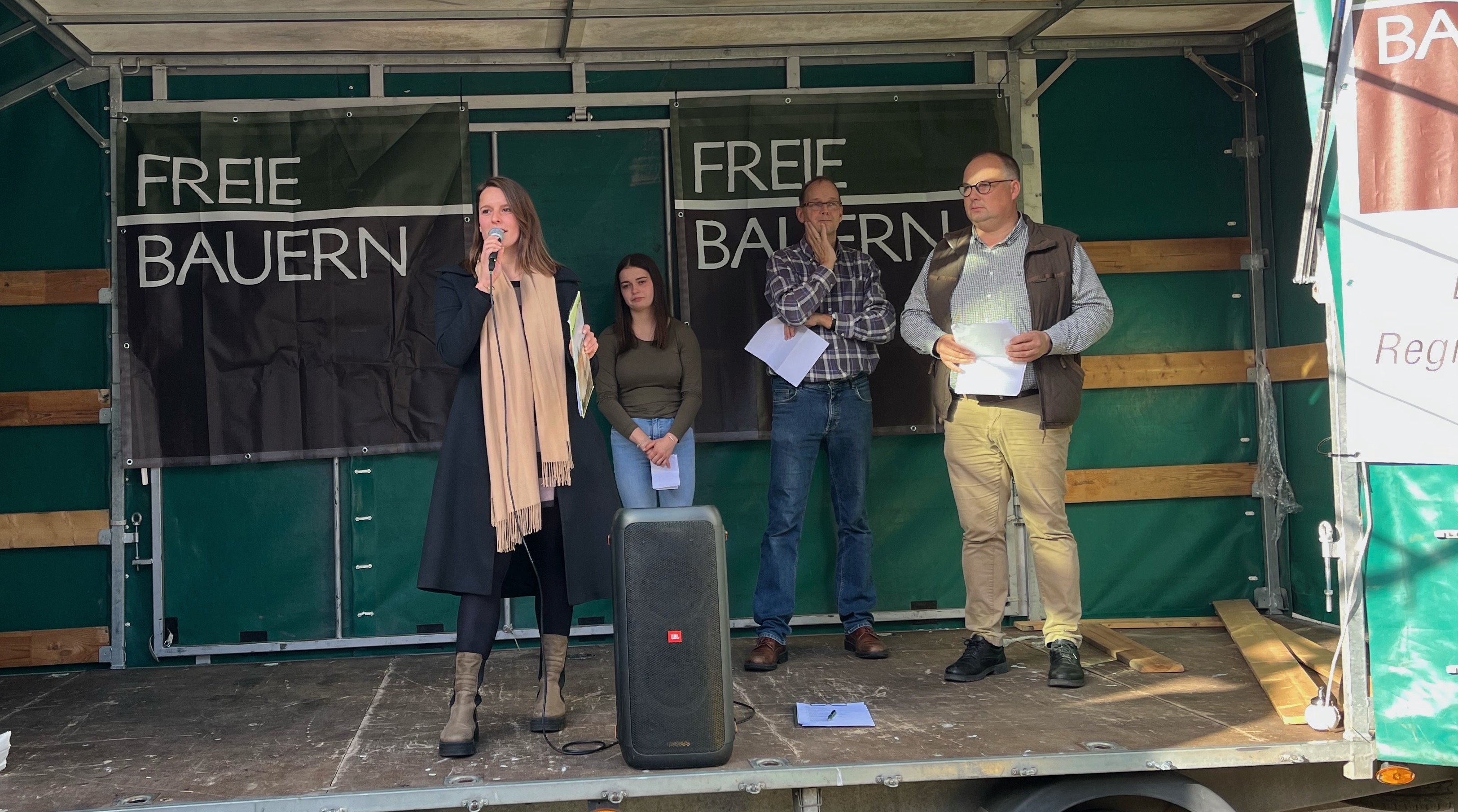 Auf der Bühne: Frieda Simon, Fenja Jacobs, Reinhard Jung, Christian Linne (v.l.n.r.)