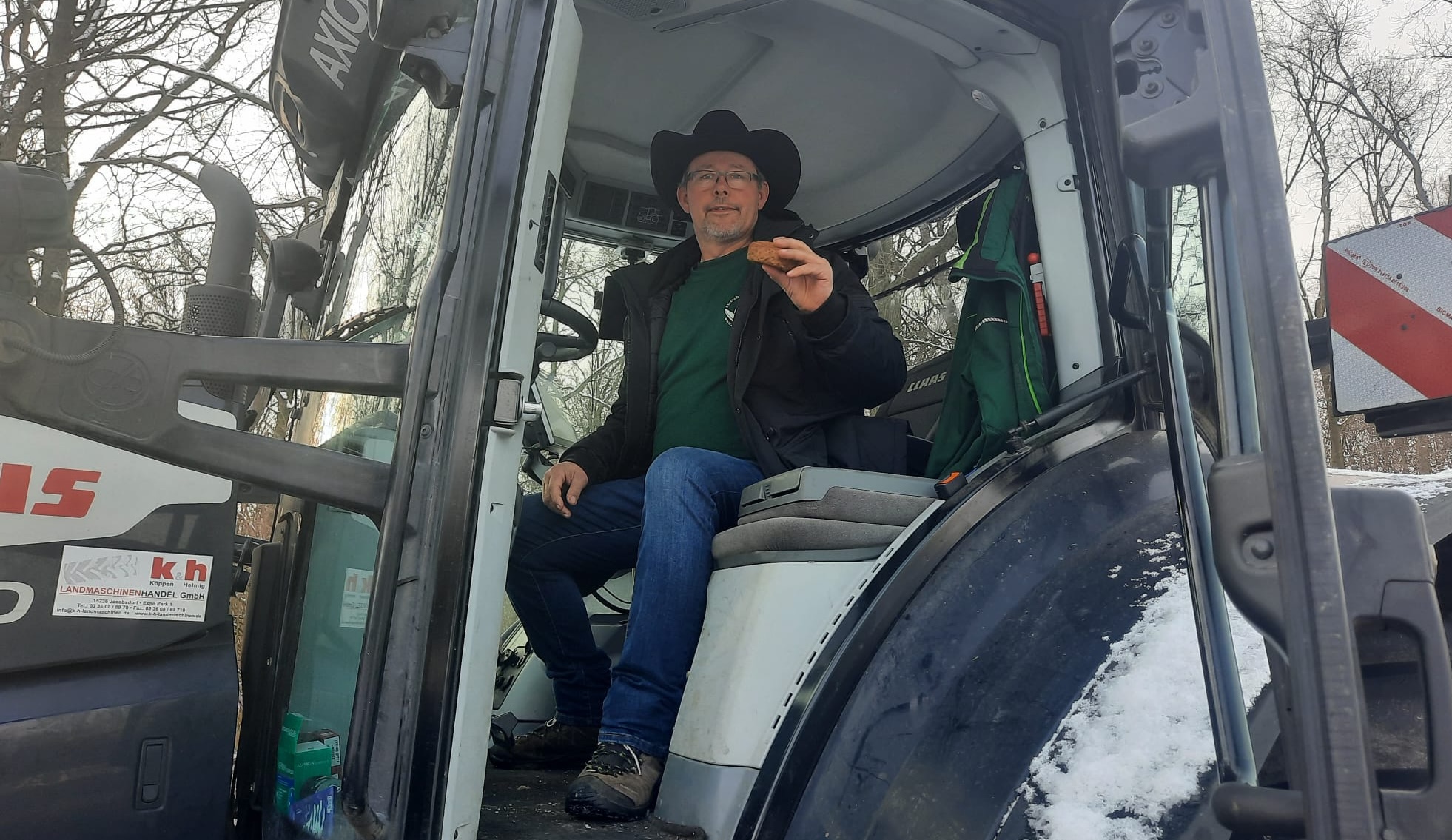 Stulle statt Häppchen: Marco Hintze von den FREIEN BAUERN lädt ein zur Treckerrundfahrt am Eröffnungstag der Grünen Woche