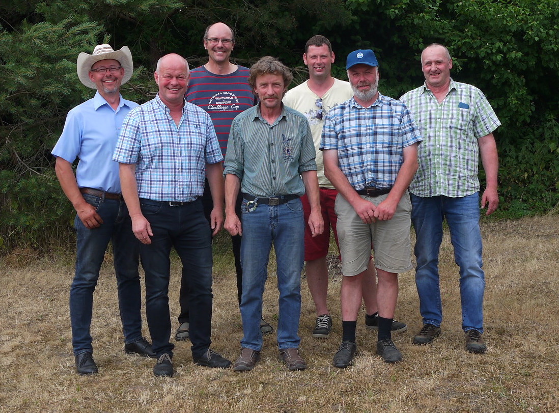 Der neue Vorstand (links mit Hut Marco), drei waren noch nicht mit Heu fertig und wurden in Abwesenheit gewählt