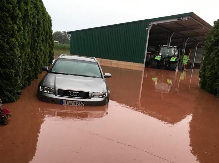 Das komplette Betriebsgelände stand unter Wasser