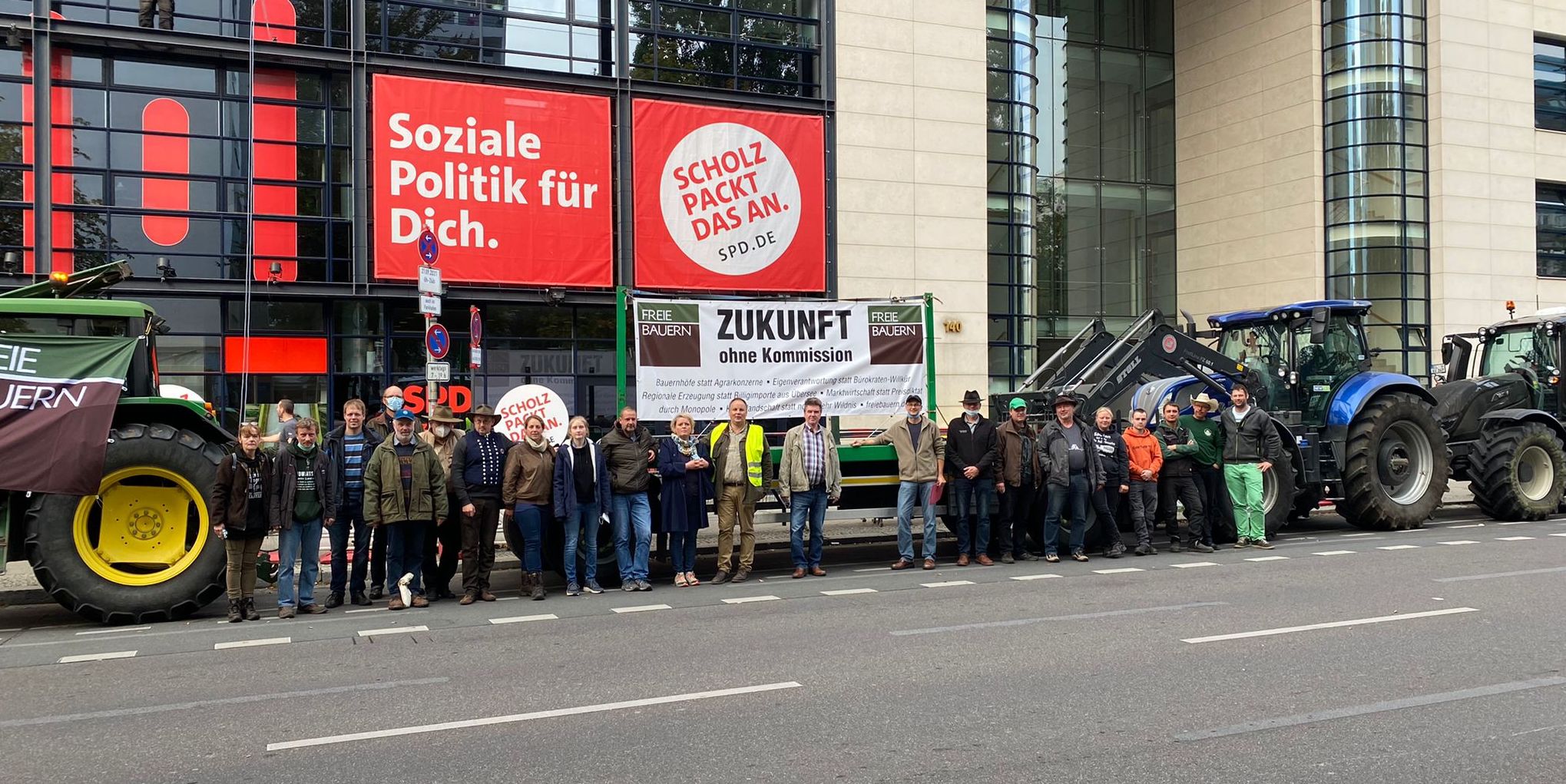 Freie Bauern aus Niedersachsen und Brandenburg vor dem Willy-Brandt-Haus in Berlin