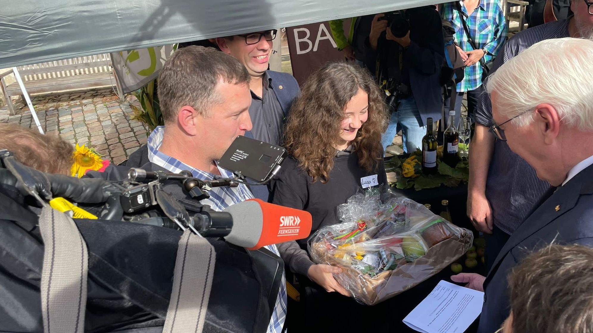 Thomas Frenk und Tochter Luisa überreichen Steinmeier den Präsentkorb