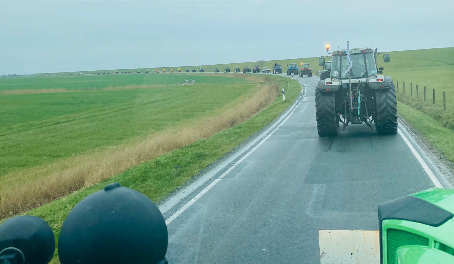 Traktoren bis zum Horizont: Konvoi am Nordeedeich auf dem Weg nach Büsum