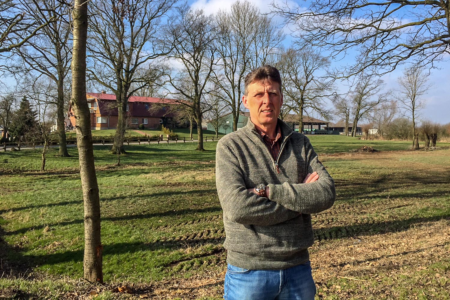 Peter Guhl bewirtschaftet 530 Hektar Acker mit Weizen, Gerste, Raps, Roggen, Silomais und Futtererbsen sowie Grünland und hält 120 Milchkühe der Rasse Holstein in Vorderhagen in Mecklenburg-Vorpommern