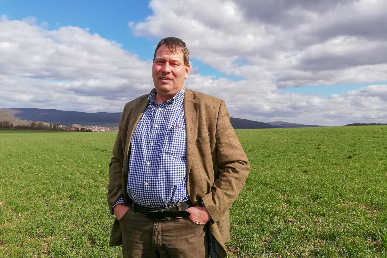 Ralf Ehrenberg bewirtschaftet 230 Hektar Acker mit Weizen, Gerste, Hafer, Dinkel, Raps und Zuckerrüben in Ziegenhagen in Hessen