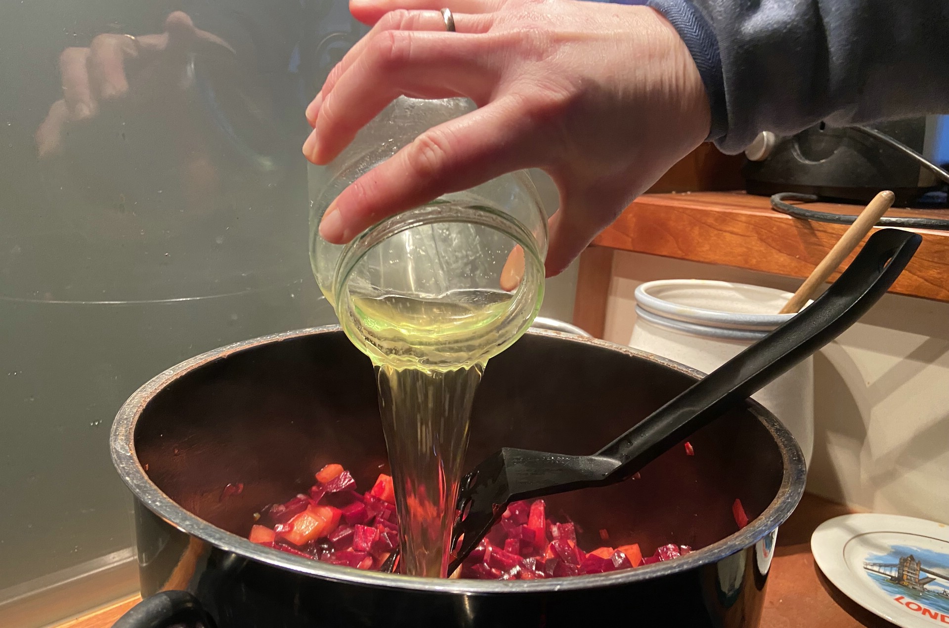 Rote-Beete-Suppe: 95 Prozent vegan, aber der Schuss Fleischbrühe bringts .-)