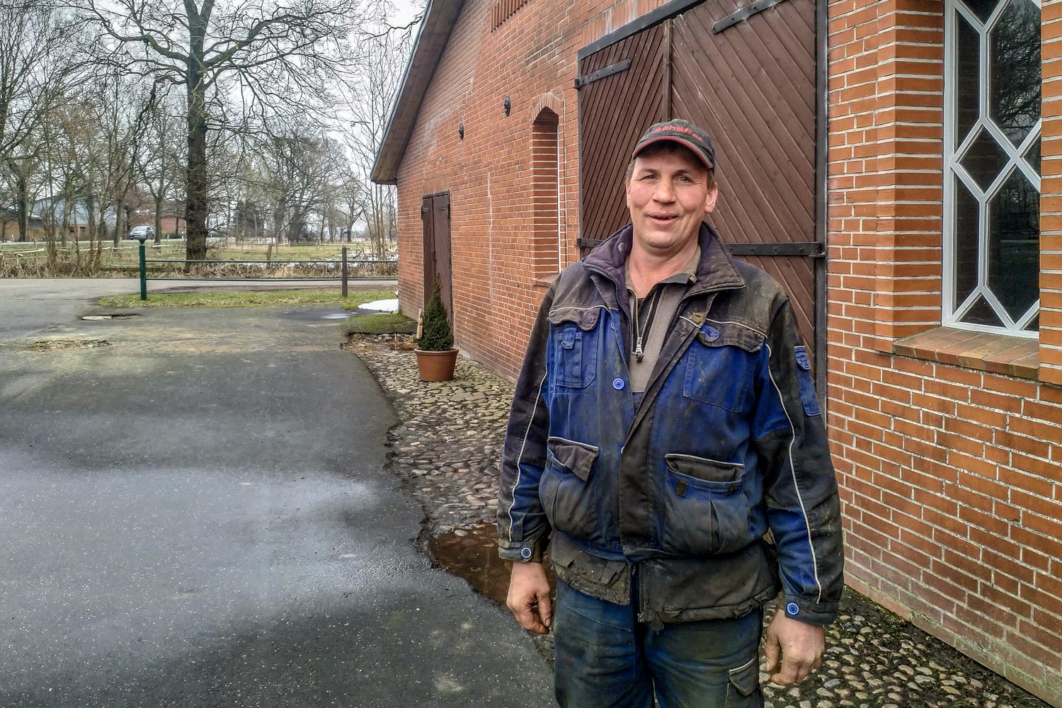 Sören Gripp bewirtschaftet 170 Hektar Acker mit Weizen, Gerste, Roggen, Silomais und Ackergras sowie Grünland und hält 110 Milchkühe sowie Mastrinder der Rasse Deutsche Rotbunte in Auufer in Schleswig-Holstein