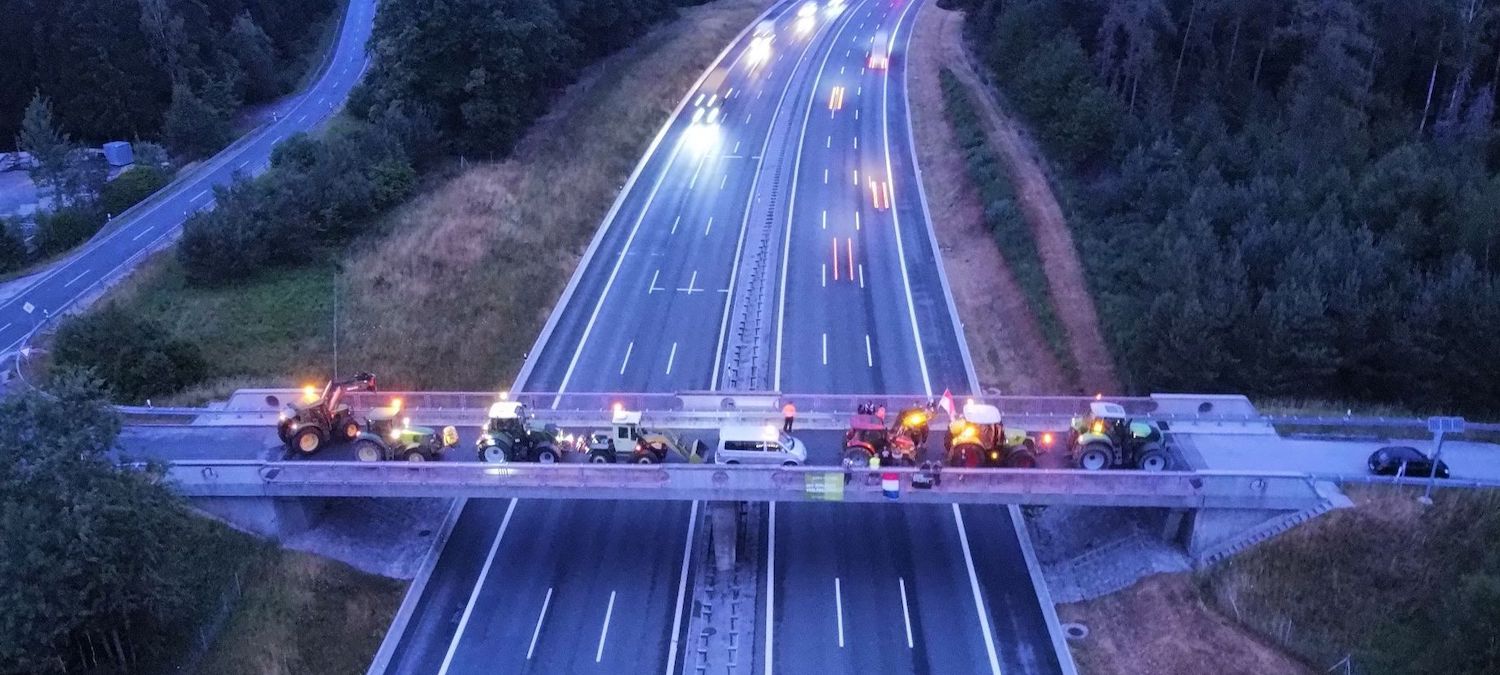 Solidarität mit ihren niederländischen Berufskollegen bekundeten Bauern gestern auf Autobahnbrücken überall in Deutschland