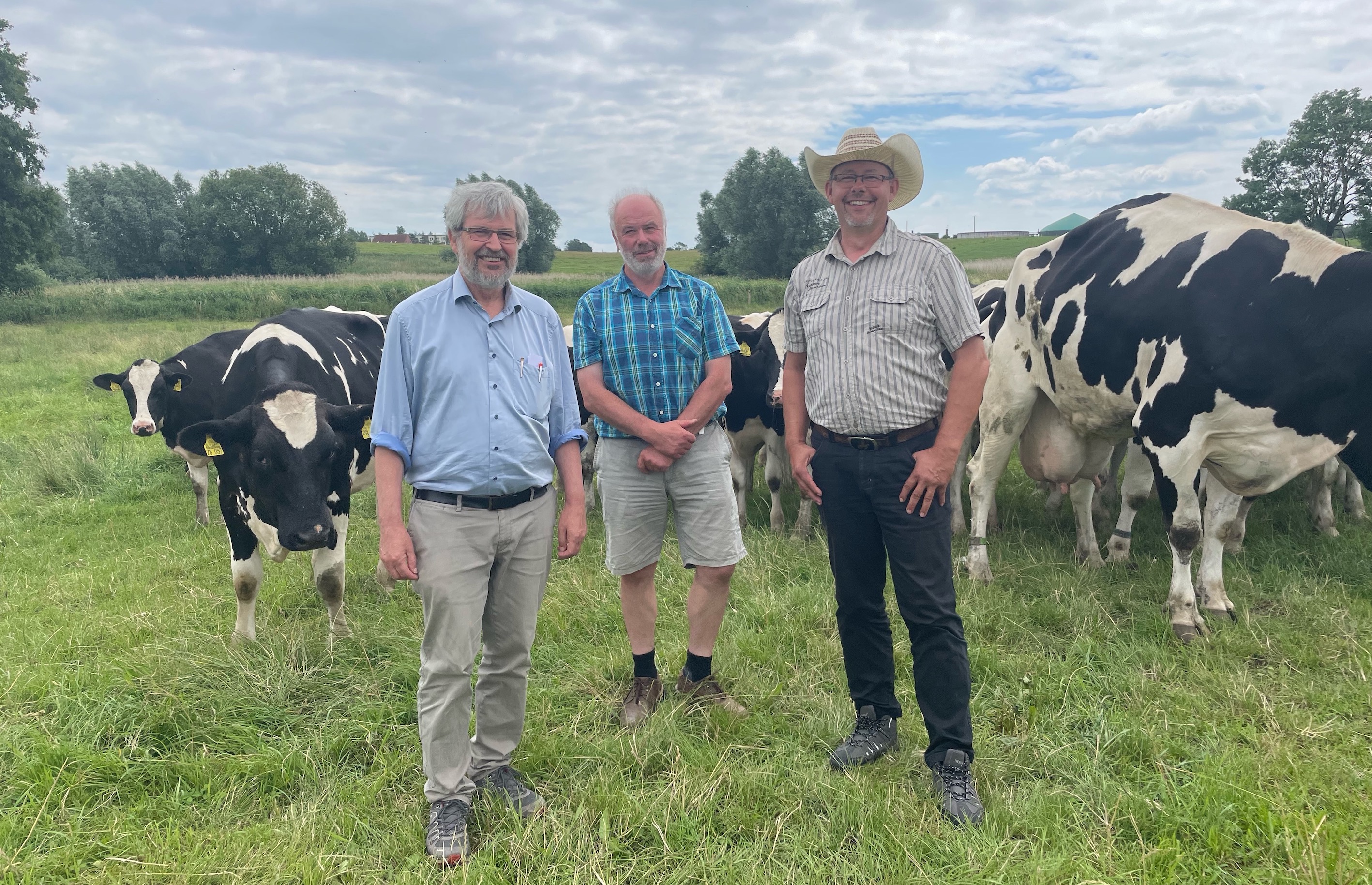 Axel Vogel, Milchbauer Hans-Jürgen Paulsen und Marco Hintze (v. l. n. r.) bei den Jungrindern des Betriebes im Moorgebiet Uckerbruch