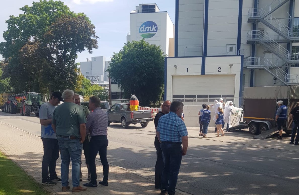 Heute morgen vor dem DMK-Werk in Zeven: Die Proteste geht weiter